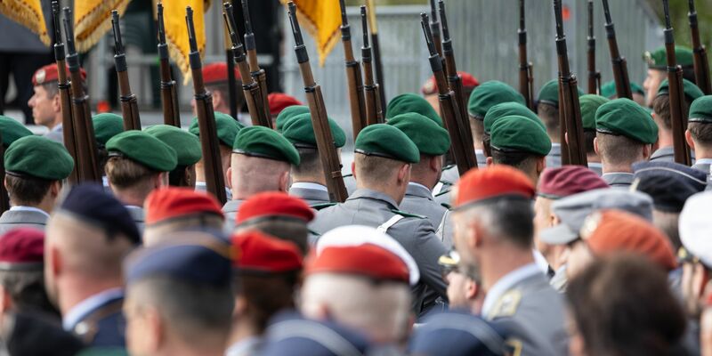 Kann die Vergrößerung der Bundeswehr auf bis zu 240.000 Soldaten auf Basis der Freiwilligkeit erreicht werden? (Archivbild) - Foto: Hannes P Albert/dpa