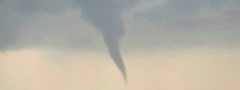 Laut mehreren Medienberichten soll in der Gemeinde Altenbeken im Kreis Paderborn ein Tornado gewütet haben.  - Foto: Sebastian Hansen/Blaulichtrheinlandnrw/dpa