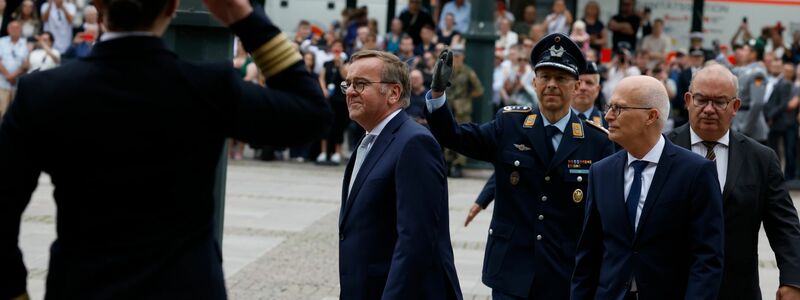 Bei einem feierlichen Beförderungsappell auf dem Hamburger Rathausmarkt dankt Verteidigungsminister Pistorius den Veteranen der Bundeswehr. - Foto: Georg Wendt/dpa