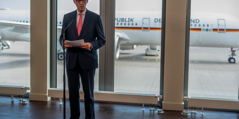 Bundeskanzler Merz fliegt zum G7-Gipfel - und dort wird auch die Eskalation im Konflikt zwischen Israel und dem Iran wei oben auf der Agenda stehen. - Foto: Michael Kappeler/dpa