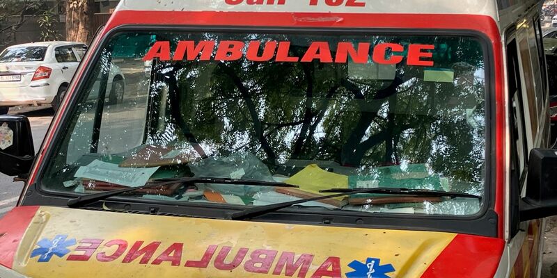 Ein indischer Krankenwagen steht am Straßenrand. (Archivbild) - Foto: Dirk Godder/dpa