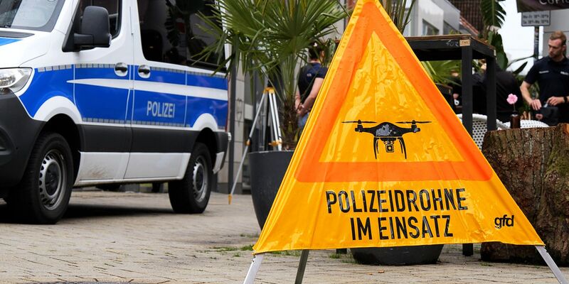 Für die Ermittlungen zu den tödlichen Polizeischüssen auf den 21-jährigen Lorenz wird der Tatort in Oldenburg dreidimensional vermessen.  - Foto: Jörn Hüneke/dpa