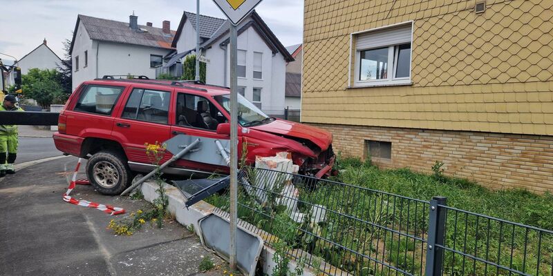 Die beiden Fahrerinnen wurden bei dem Unfall leicht verletzt und in ein Krankenhaus gebracht. - Foto: Carolin Eckenfels/dpa