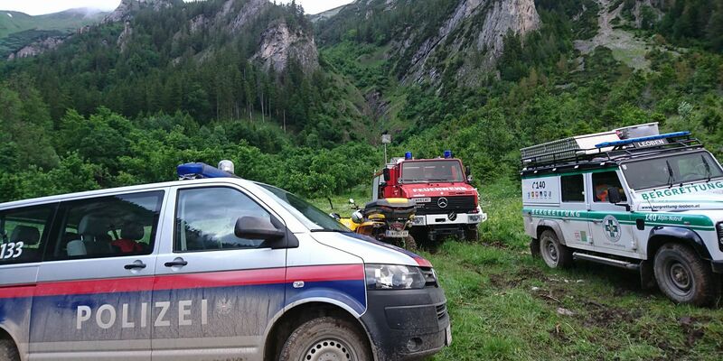 Die Frau stürzte etwa 30 Meter tief. (Symbolbild)  - Foto: Roland Theny/Filmteam-Austria/dpa