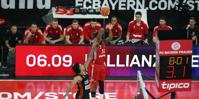 Fieberten auf der Tribüne mit: Uli Hoeneß und Herbert Hainer. - Foto: Matthias Stickel/dpa