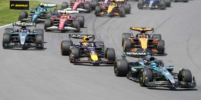 George Russell behauptet sich am Start vor Max Verstappen. - Foto: Christinne Muschi/The Canadian Press/AP/dpa