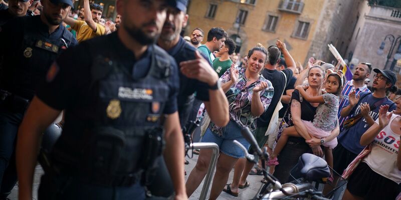 Laut Polizeischätzung waren es circa 8.000 Teilnehmer. - Foto: Joan Mateu Parra/AP/dpa