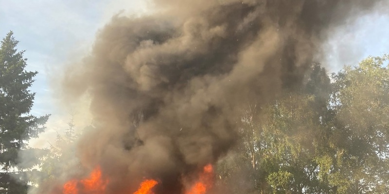 FW-OB: Brand auf der Duisburger Straße - Gartenlaube und mehrere Garagen betroffen - Foto: presseportal.de