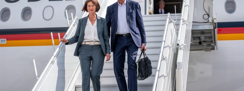 Ankunft in Kanada: Kanzler Friedrich Merz kommt in Begleitung seiner Frau Charlotte zum G7-Gipfel - Foto: Michael Kappeler/dpa