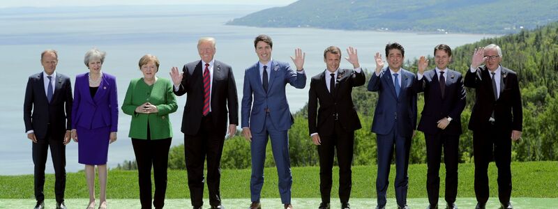 Beim traditionellen Familienfoto zeigten die Staats- und Regierungschefs sich gut gelaunt - doch später ließ US-Präsident Donald Trump den Gipfelkompromiss platzen. (Archivbild)  - Foto: Michael Kappeler/dpa