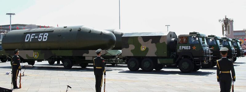 Chinesische Militärfahrzeuge mit Atomraketen während einer Parade in Peking. (Archivbild) - Foto: Rolex Dela Pena/Pool/EPA/POOL/dpa