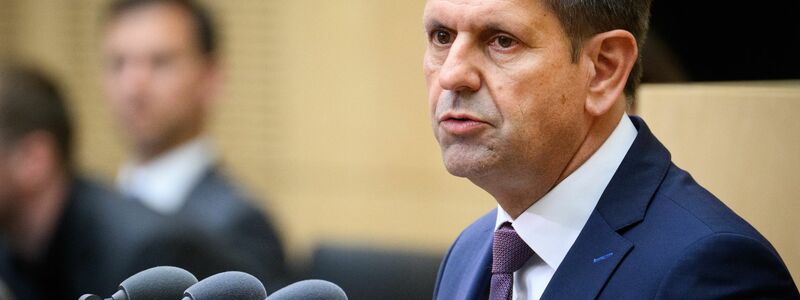 Olaf Lies setzt sich für günstigen Strom und steuerliche Vorteile beim E-Auto-Kauf ein. (Archivbild) - Foto: Bernd von Jutrczenka/dpa