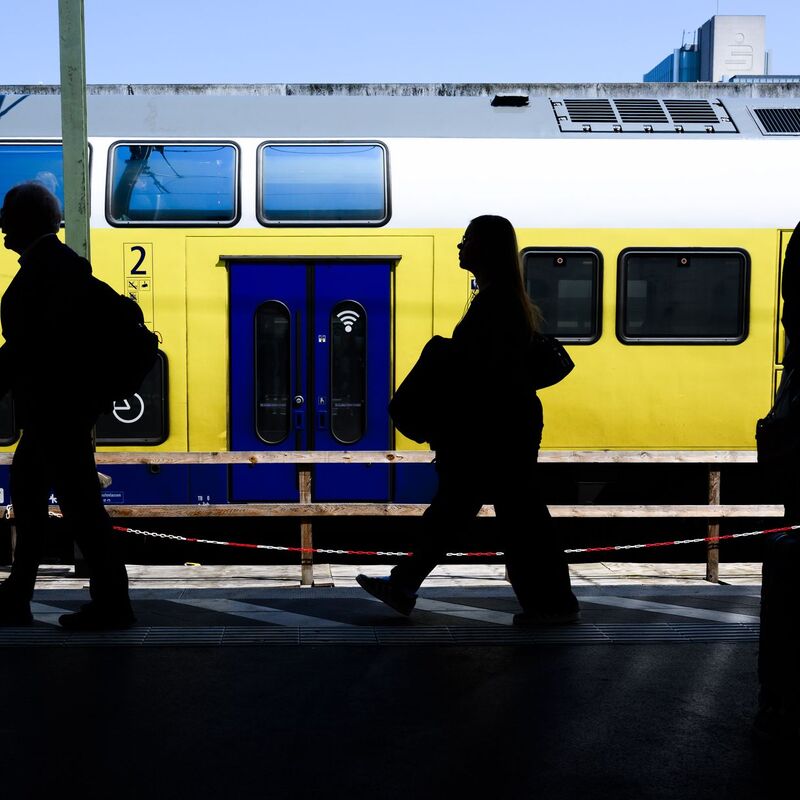 Was kostet das Deutschlandticket ab Januar? Diese Frage soll sich nach Vorstellung von Verkehrssenatorin Ute Bonde (CDU) heute in München klären. (Symbolbild) - Foto: Julian Stratenschulte/dpa