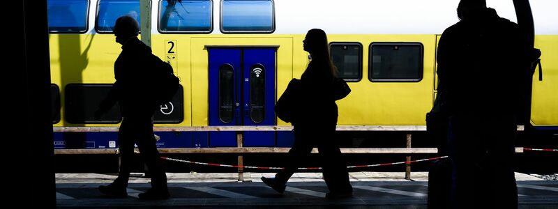 Eine Information zum Kauf des Deutschlandtickets ist auf dem Display eines Smartphones am Hauptbahnhof Hannover zu sehen. (Illustration) - Foto: Julian Stratenschulte/dpa