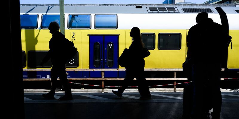 Wer ein Deutschlandticket haben möchte, wird ab dem kommenden Jahr tiefer in die Tasche greifen müssen. (Symbolbild) - Foto: Julian Stratenschulte/dpa