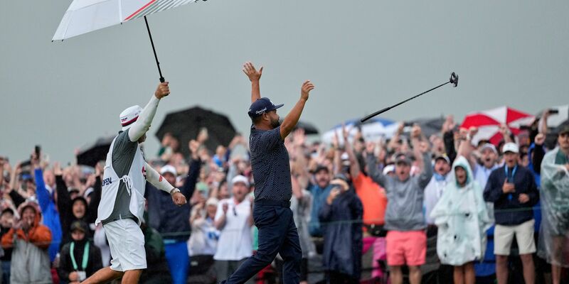 Spaun jubelt nach dem 20-Meter-Putt zum Sieg. - Foto: Carolyn Kaster/AP/dpa