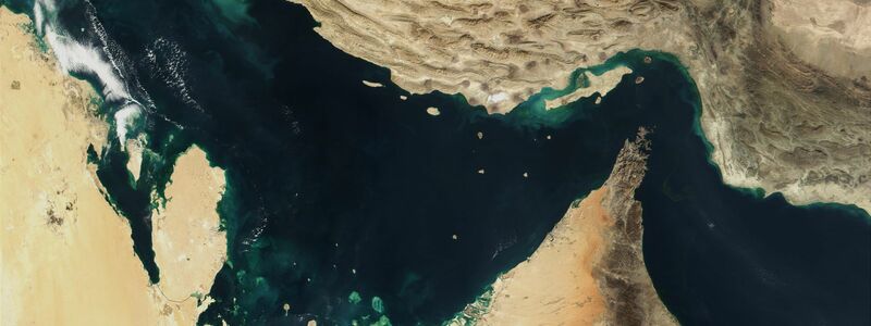 Die etwa 55 Kilometer breite Meerenge Straße von Hormus zwischen dem Iran und Oman gilt als eine der wichtigsten Schifffahrtsrouten für den weltweiten Ölexport. (Archivbild) - Foto: -/The Visible Earth/NASA/dpa