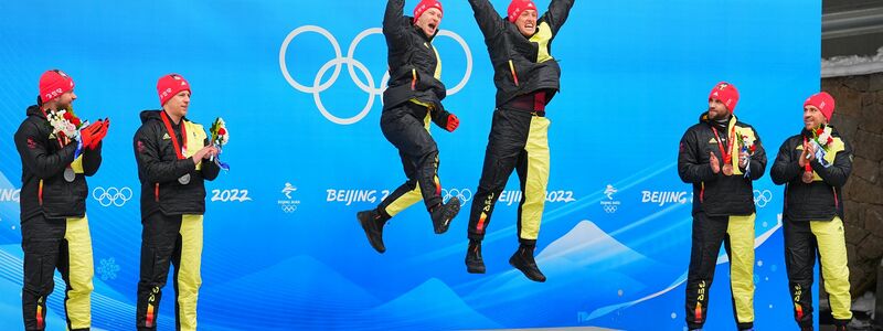 Thorsten Margis (4 v l) wechselt ins Team Johannes Lochner (l) und fährt dann gegen Goldmedaillengewinner Francesco Friedrich.  - Foto: Michael Kappeler/dpa