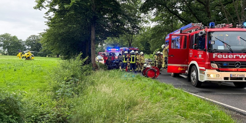 FW Osterholz-Scharm.: Verkehrsunfall mit eingeklemmter Person in Teufelsmoor - Foto: presseportal.de