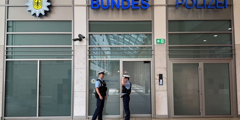 BPOL NRW: Bundespolizei wieder im Kölner Hauptbahnhof -Ansprechpartner für Sicherheit in zentraler Lage- - Foto: presseportal.de