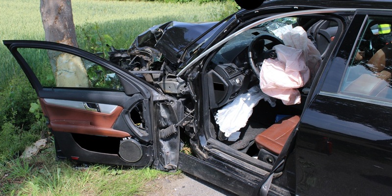 POL-MI: Verkehrsunfall mit zwei verletzten Personen - Fahrzeug prallt gegen Baum - Foto: presseportal.de