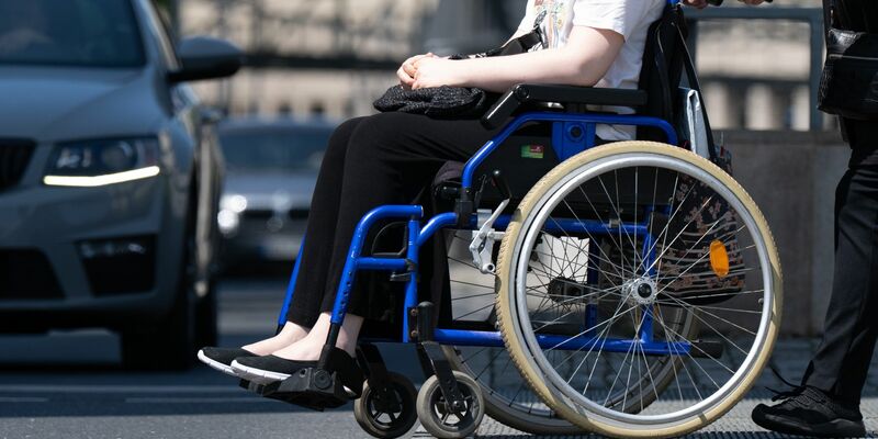 Öffentliche Gebäude sind häufig mit Informationen in Brailleschrift ausgestattet - wie hier in Dresden. - Foto: Sebastian Kahnert/dpa