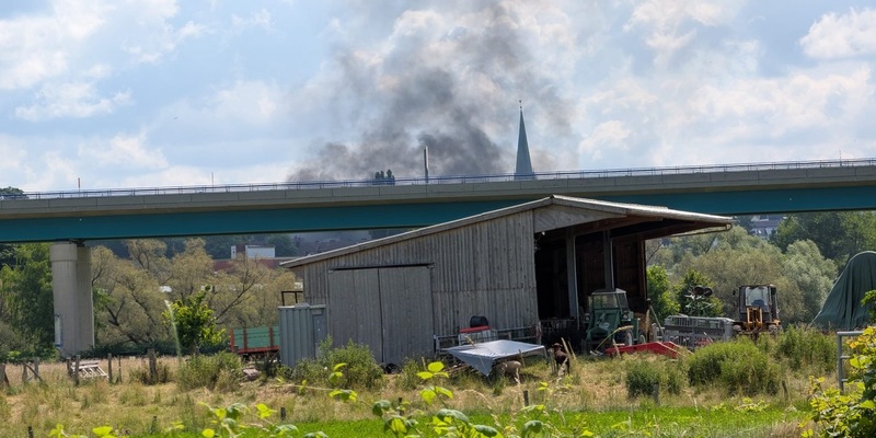 FW-EN: Wetter - Unterstützung Rettungsdienst am Sonntag und Fahrzeugbrand am Montag - Foto: presseportal.de
