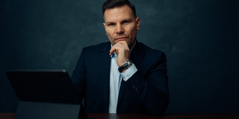 Heilmittelwerbegesetz erklärt: Dominik von Falkenhausen von ScaleBeauty über rechtssicheres Marketing für Schönheitskliniken und Praxen der ästhetischen Medizin - Foto: presseportal.de