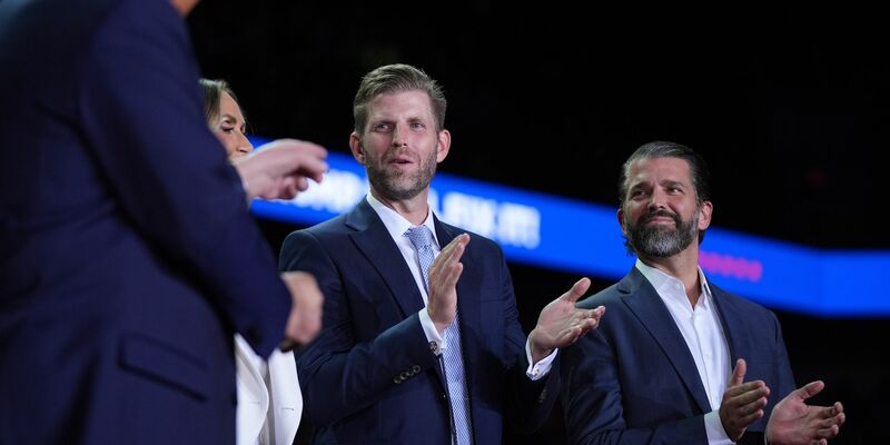 Unter dem Namen «Trump Mobile» sollen ein eigener Handyvertrag und ein Smartphone namens «T1» auf den Markt kommen. (Archivbild) - Foto: Evan Vucci/AP/dpa