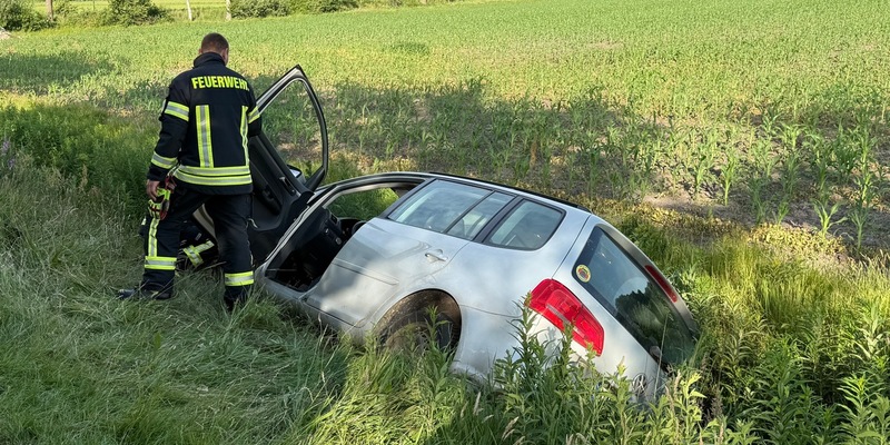 FW-AUR: Fahrzeug in Graben geraten - Foto: presseportal.de