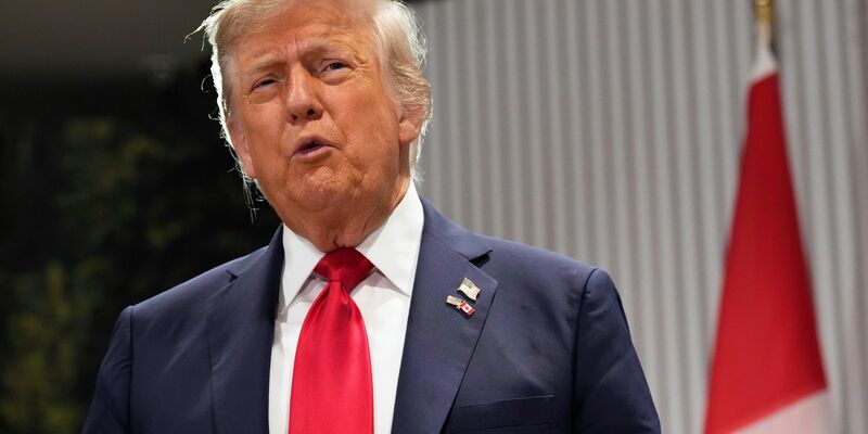 Trump und Starmer hatten ihren Handelspakt Anfang Mai verkündet - nun folgte beim G7-Gipfel der nächste Schritt. - Foto: Mark Schiefelbein/AP/dpa