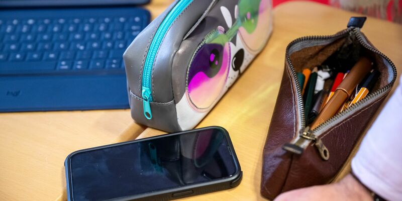 Italien verbietet Handys jetzt auch in den oberen Klassen. (Symbolbild) - Foto: Sina Schuldt/dpa