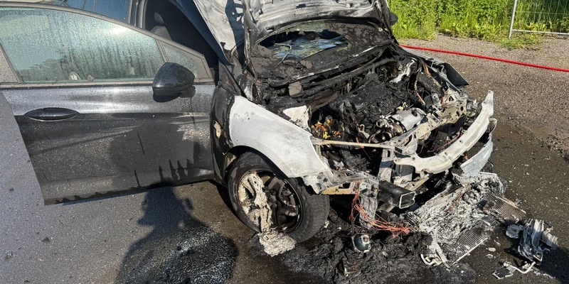 FFW Schiffdorf: Pkw fängt während der Fahrt Feuer im Motorraum - Foto: presseportal.de