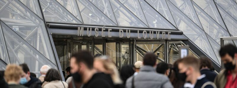 Louvre-Personal kann nicht mehr - bis zu 20.000 Besucher drängen sich täglich allein vor der weltberühmten «Mona Lisa» von Leonardo da Vinci. - Foto: Alain Jocard/AFP/dpa