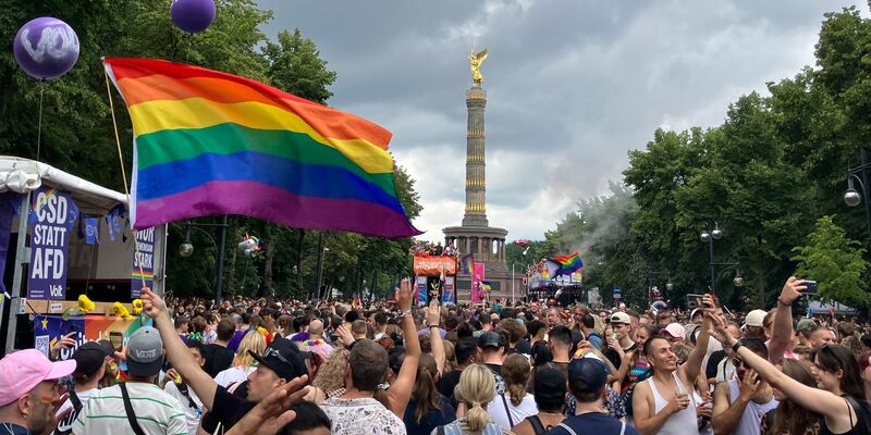 Der Christopher Street Day ist in Berlin ein Großevent - diesmal ohne das Regenbogennetzwerk der Bundestagsverwaltung. (Archivbild) - Foto: Anna Ross/dpa