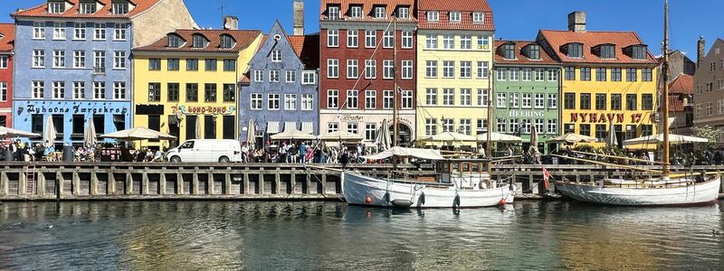 Passanten am Nyhavn in Kopenhagen. (Archivbild) - Foto: Steffen Trumpf/dpa/dpa-tmn