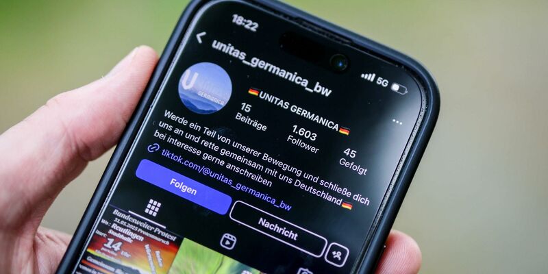 Die Gruppen vernetzen sich in sozialen Medien auch untereinander. - Foto: Christoph Schmidt/dpa