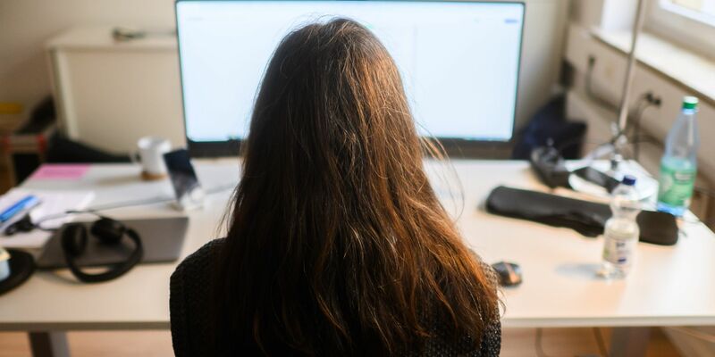 Am Arbeitsplatz sind nach einer neuen Umfrage Jobsicherheit und gutes Gehalt für viele Menschen weit wichtiger als Zusatzleistungen der Firma oder die Sinnhaftigkeit der Arbeit. (Symbolbild) - Foto: Julian Stratenschulte/dpa