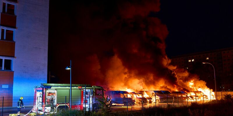 Fast 100 Einsatzkräfte sind bei der Brandbekämpfung zum Einsatz gekommen. - Foto: Michael Ukas/dpa