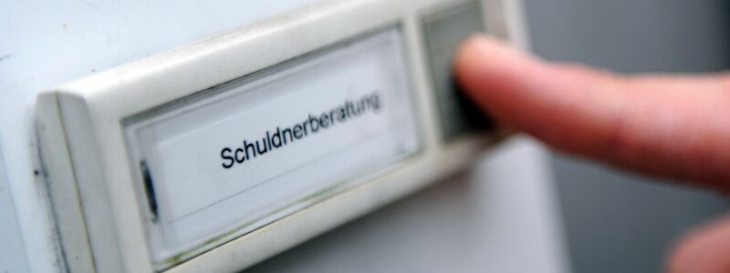 Menschen, die Hilfe einer Schuldnerberatungsstelle in Anspruch nahmen, waren 2024 durchschnittlich mit 32.976 Euro verschuldet (Symbolbild) - Foto: Angelika Warmuth/dpa/dpa-tmn