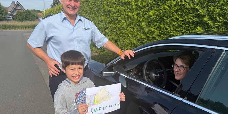 POL-PB: Sicher im Straßenverkehr - Kinder überreichen Dank- beziehungsweise Denkzettel - Foto: presseportal.de