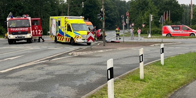 FFW Schiffdorf: Fahrerin nach Seitenaufprall durch Feuerwehr gerettet - Foto: presseportal.de