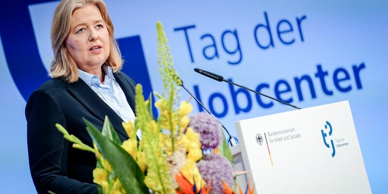 Arbeitsministerin Bärbel Bas (SPD) verspricht der Chefin der Bundesagentur für Arbeit, Andrea Nahles, und den Jobcenter-Mitarbeitern, auf sie zu hören. - Foto: Kay Nietfeld/dpa