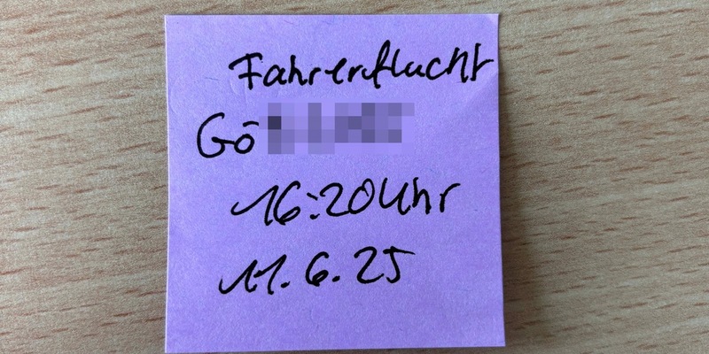 POL-GÖ: (198/2025) Unfallflucht auf dem Parkplatz der Eiswiese - unbekannter Zeuge hinterlässt Nachricht am Spiegel des Geschädigten - Foto: presseportal.de