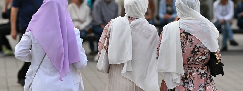 Frauen, die Kopftuch tragen, werden besonders häufig zur Zielscheibe. (Symbolbild) - Foto: Patrick Pleul/dpa