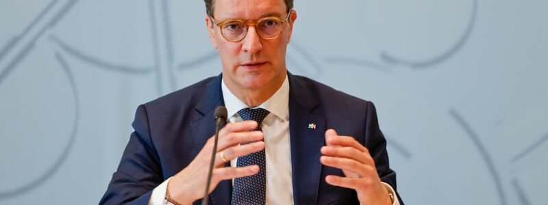 Nordrhein-Westfalens Ministerpräsident Hendrik Wüst (CDU) verlangt angesichts der erwarteten Steuerausfälle für Länder und Kommunen durch das geplante Investitionspaket des Bundes Kompensationen. - Foto: Thomas Banneyer/dpa