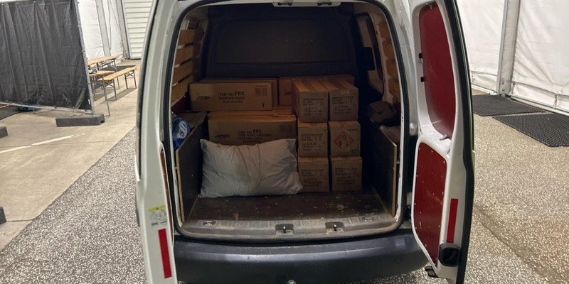 HZA-HST: Explosive Fracht im Sommer ./. Stralsunder Zoll ertappt jungen Mann mit mehr als 36.000 Feuerwerkskörpern - Foto: presseportal.de