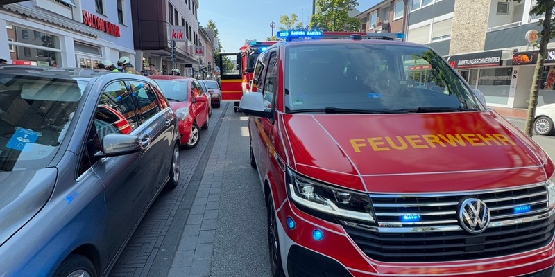 FW Dinslaken: Gemeldeter Zimmerbrand im Dachgeschoss - Foto: presseportal.de