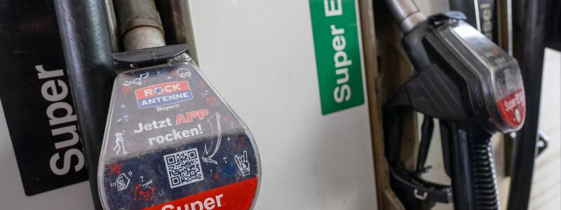 Autofahrer spüren bereits teurere Spritpreise an den Tankstellen. (Archivbild) - Foto: Peter Kneffel/dpa