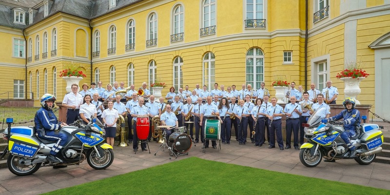 POL-KA: (KA) Polizeimusikkorps Karlsruhe spielt mit Startrompeter Walter Scholz auf der Seebühne im Karlsruher Stadtgarten - Foto: presseportal.de